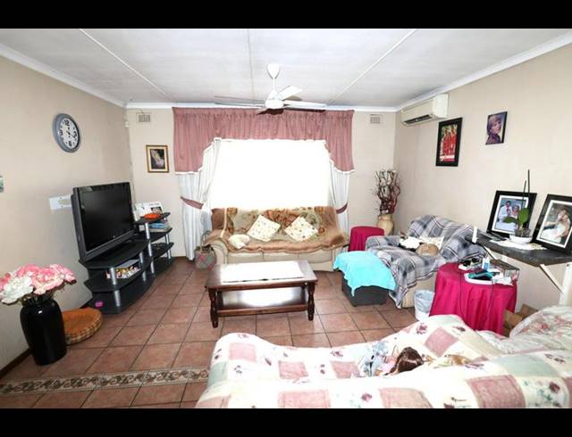 3 BEDROOM HOUSE FOR SALE IN CAVERSHAM GLEN